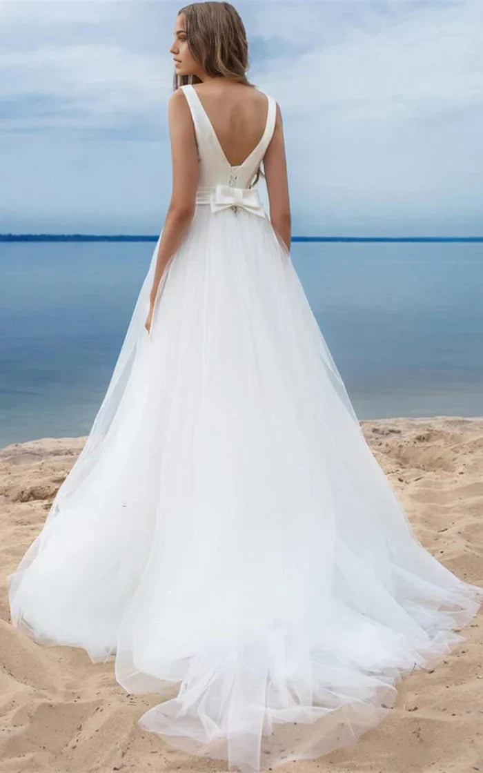 Vestido de novia sencillo de corte A con escote barco, de satén y tul, sin mangas, con lazo y cinta
